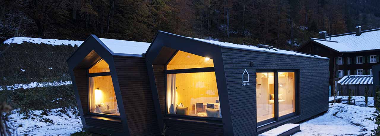 Nový stavebný projekt so strešnými oknami VELUX – dovolenkové chatky v Montafone