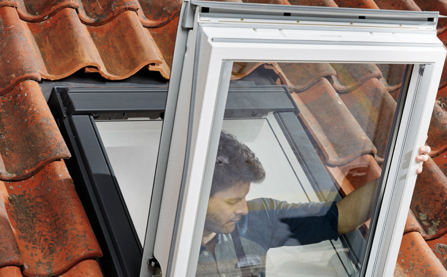 Handwerker beim schnellen Einbau eines VELUX Dachfensters.