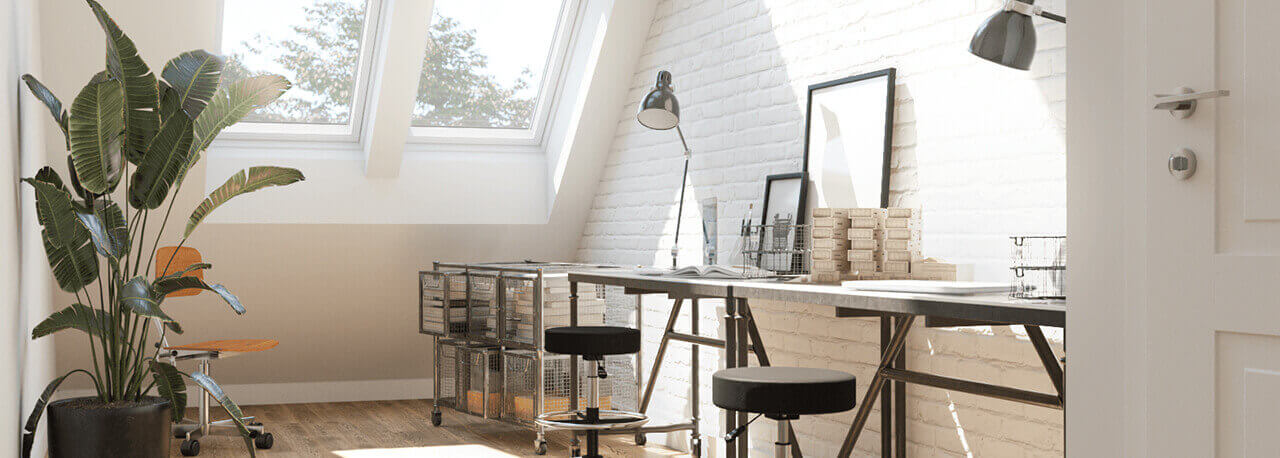 Un ufficio in casa luminoso ed elegante ha due finestre per tetti VELUX.