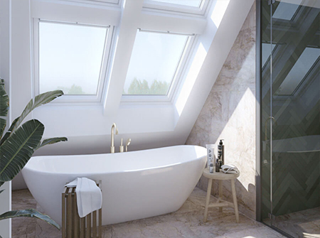 Une salle de bain lumineuse avec deux fenêtres de toit VELUX superposées.